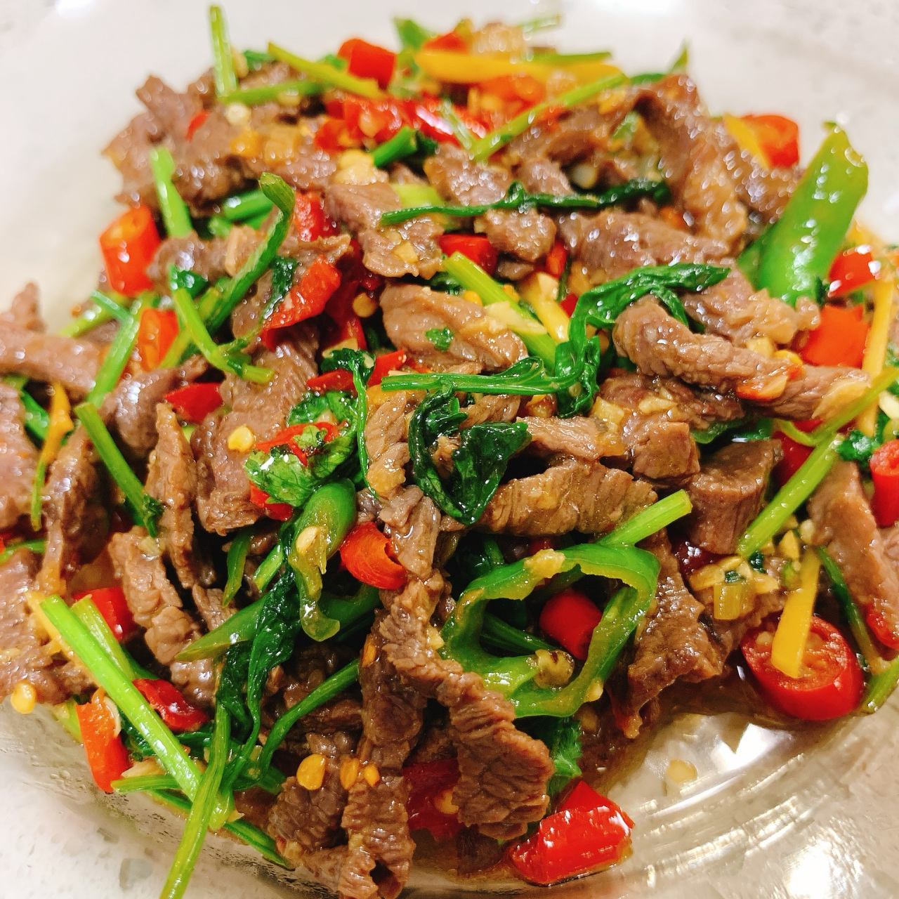 小炒黄牛肉是湘菜的代表之一,香辣可口,让人一吃就停不下来.