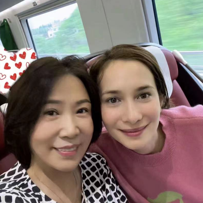 韩庚晒照庆母亲节,卢靖姗称婆婆为美丽的妈妈撒娇,婆媳感情真好
