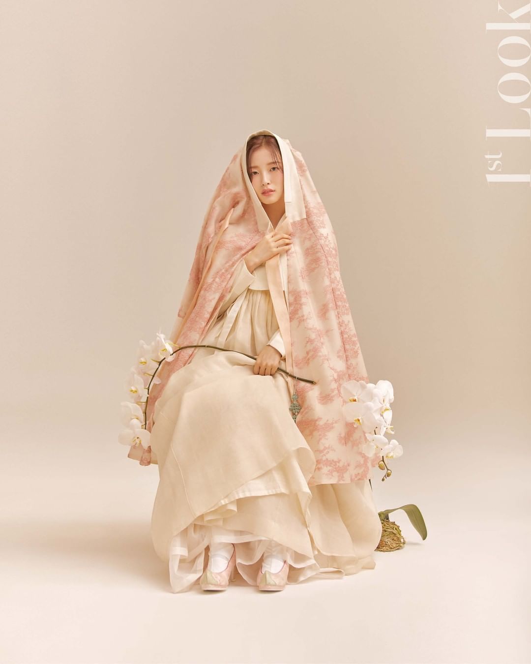 Oh My Girl的Arin崔乂园为《1st Look》杂志十周年拍摄的写真！展示韩服优雅