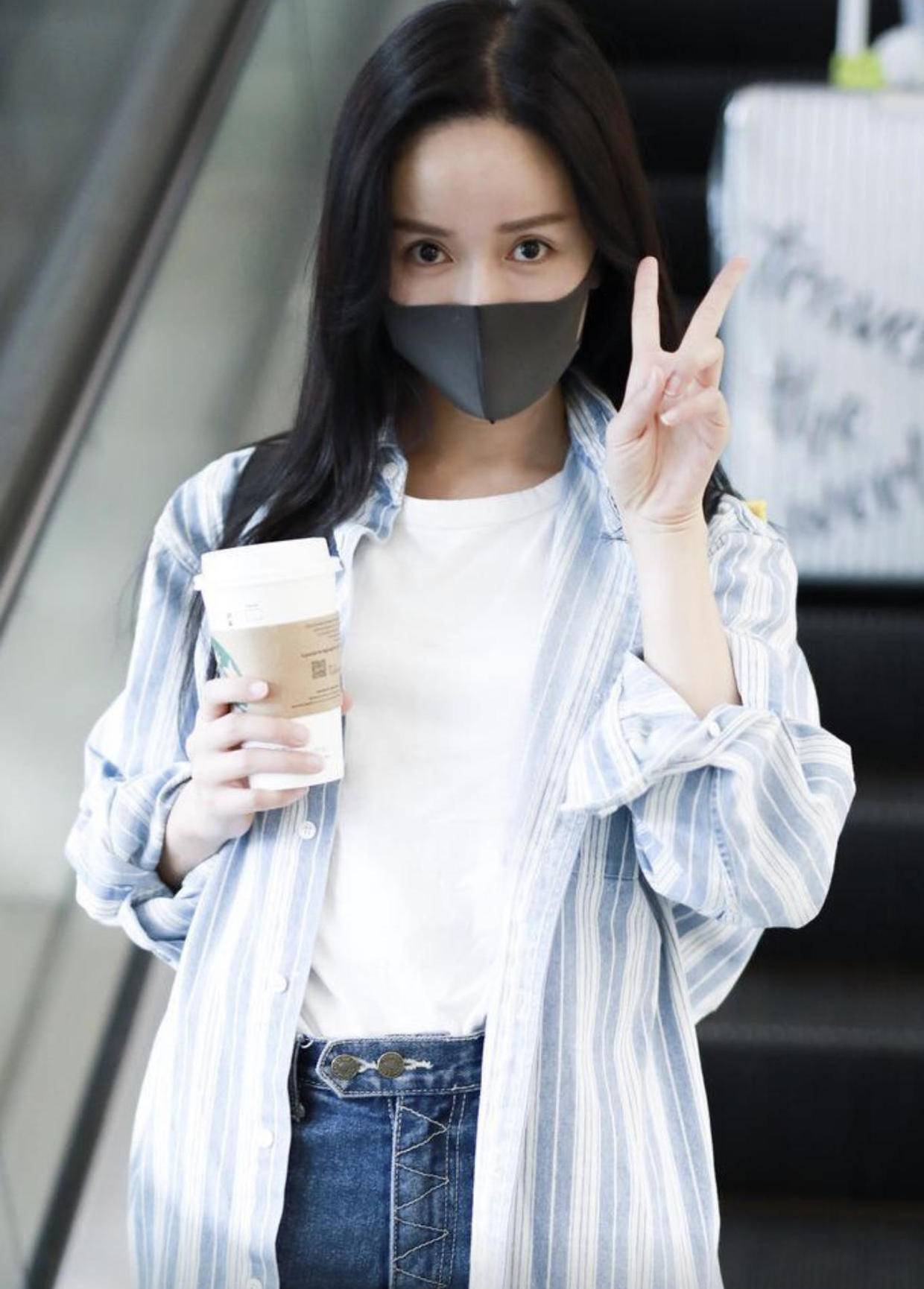 娄艺潇的夏日私服穿搭,条纹衬衫配牛仔短裤走机场,清爽时髦