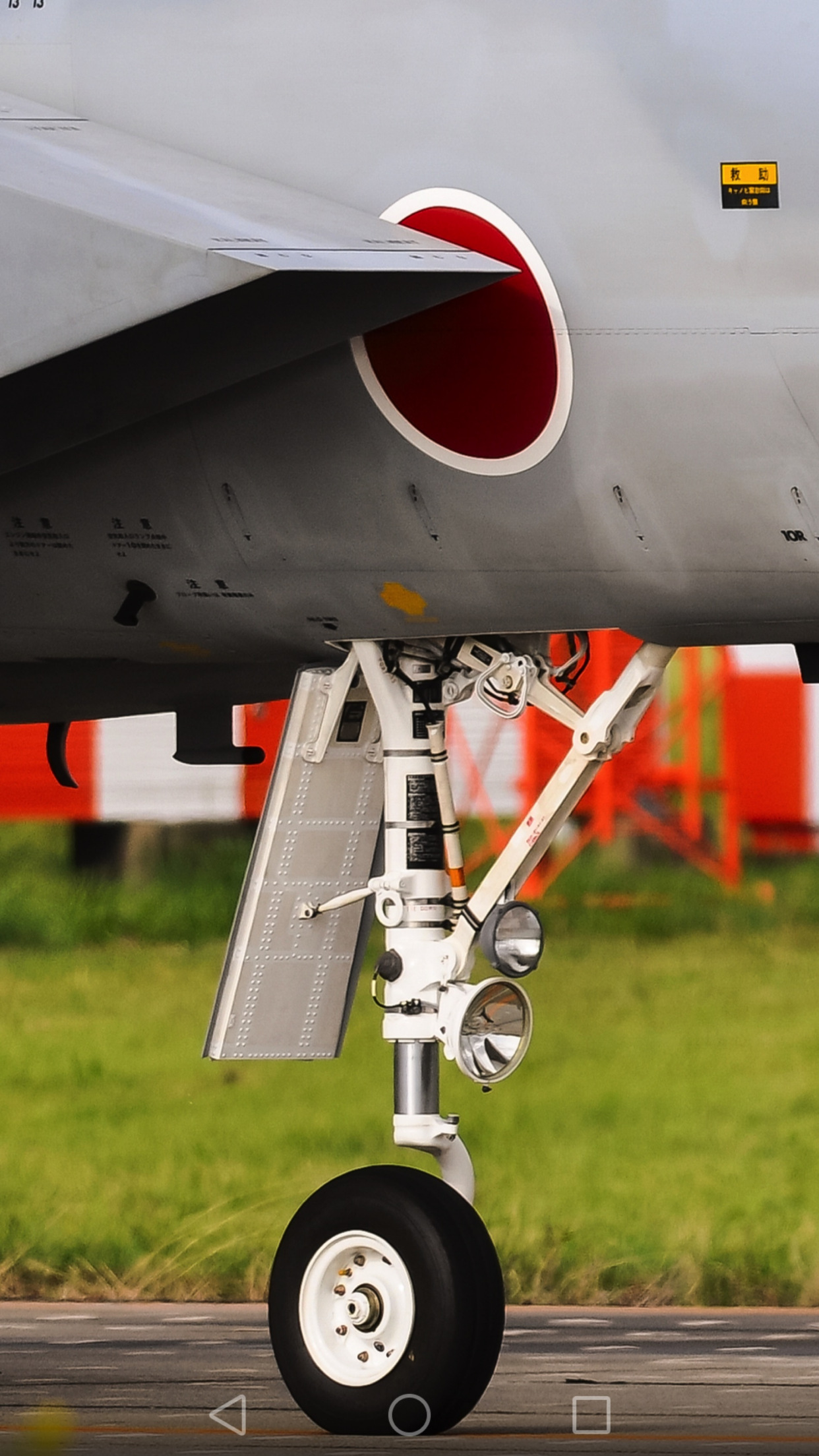 现代战斗机前起落架特写,舰载机最粗壮,但是跟苏-34比不值一提