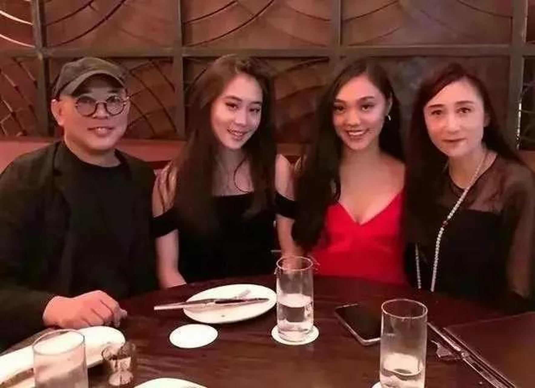 李连杰晒妻子近照,61岁利智衰老似奶奶,62岁黄秋燕依旧美艳动人 近日