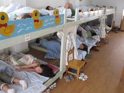 萌娃边吃饭边犯困,打瞌睡不舍扔饭碗,网友:这不是课堂上的我吗