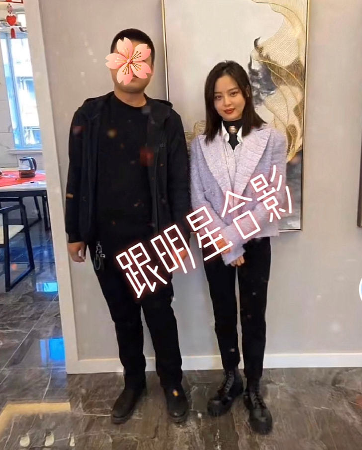女星辛芷蕾现身婚礼,男粉丝争相合影,穿着高奢却秒变一米五