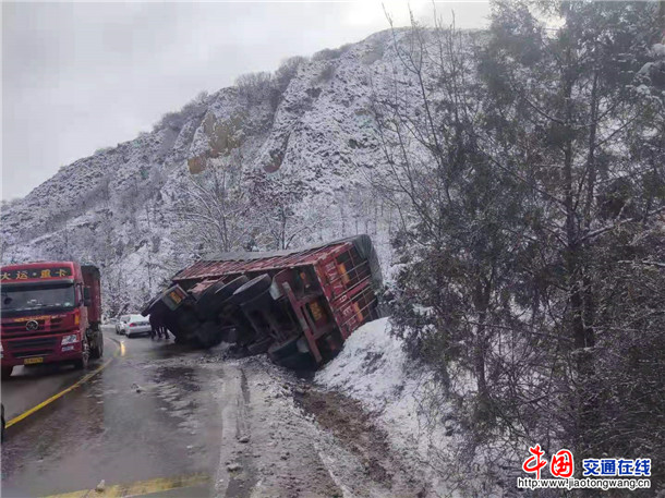 雪天货车事故图片大全图片