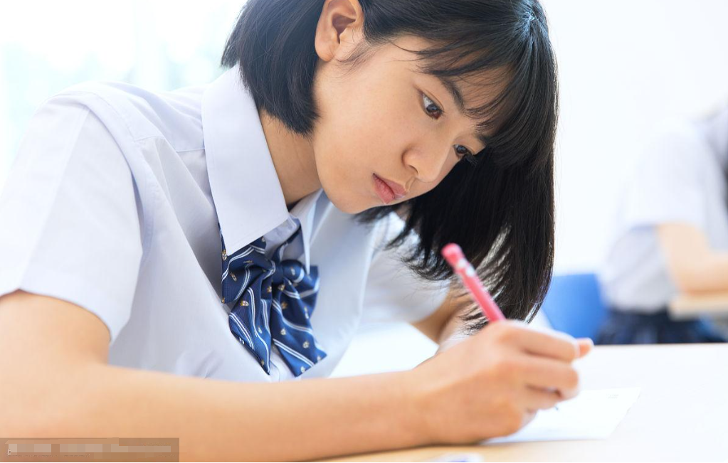 一组对比图让你看清,高中女生和技校女生的差距,现实残酷却真实