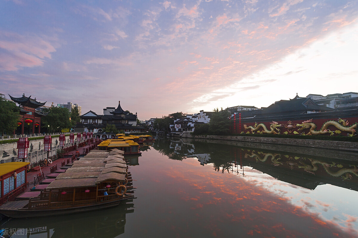 旋折才方二里许,规模不得小邦同|古越城南京始,梦回犹在诗中