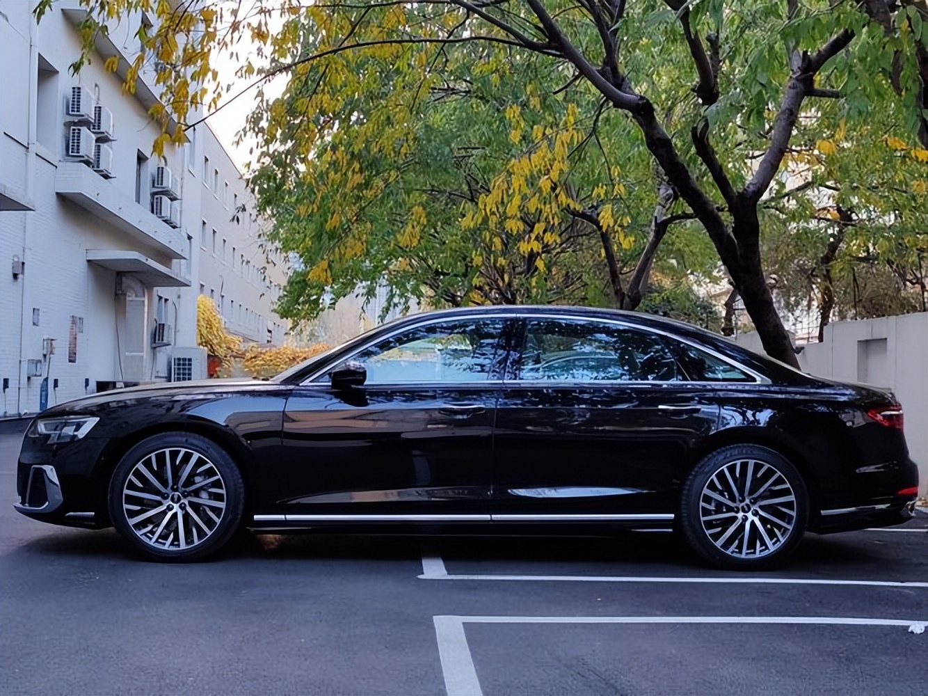 2023款奥迪a8闪亮登场,配四驱 3.0t,还看啥迈巴赫