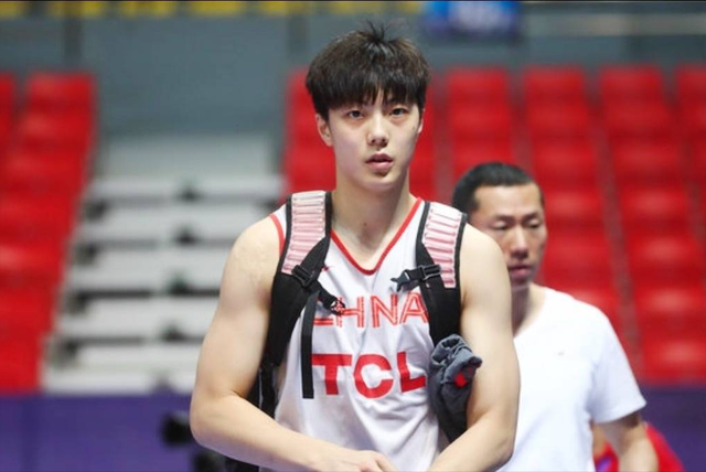 一夜3消息!宏远胡明轩征战NBA,辽篮官宣坏消息,王哲林加盟上海