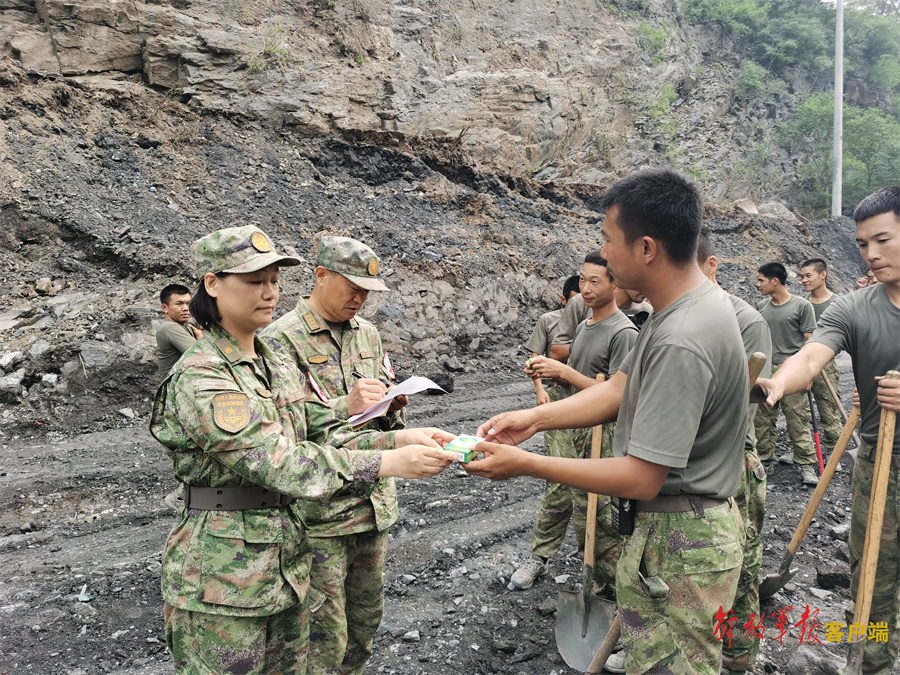 护士长周武红:翻山越岭徒步巡诊,只为救助受灾群众