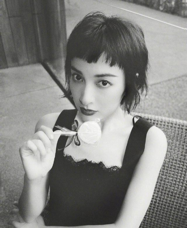 吴昕好适合短发啊,狗啃刘海配蕾丝裙,复古美太优雅了