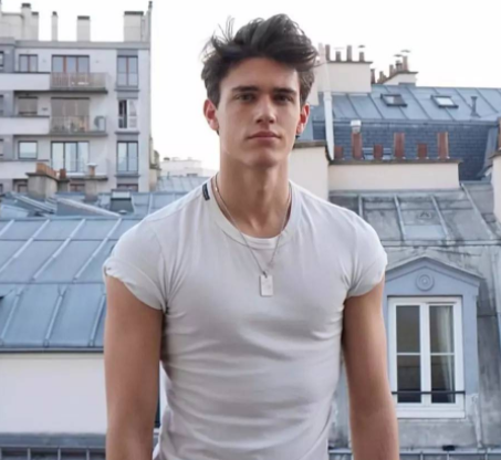 其实,在成为模特之前,xavier serrano的身材是比较干瘦的,与"型男""