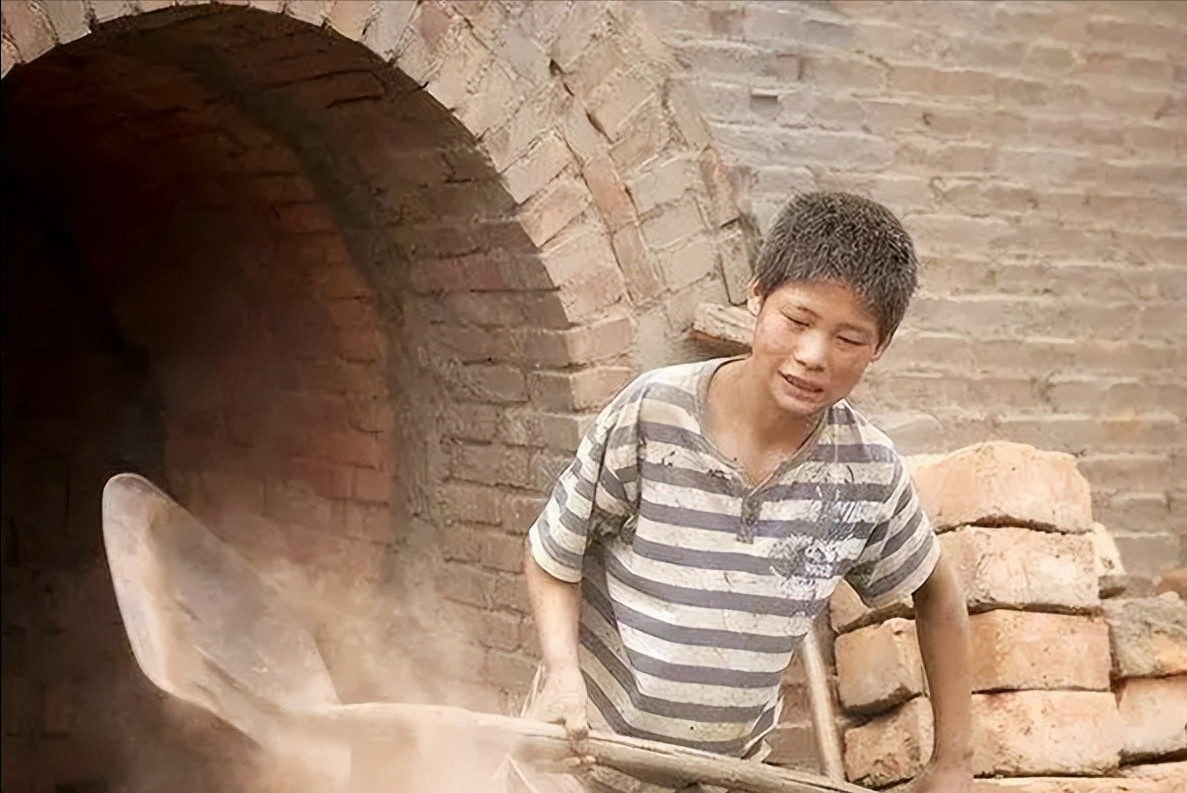 纪实:正义记者崔松旺,扮成流浪汉进入黑心砖窑厂,解救奴工