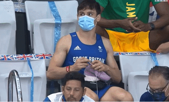 很快,毛衣哥就在自己社交账号上揭露答案:是一件狗狗背心,别说,还挺