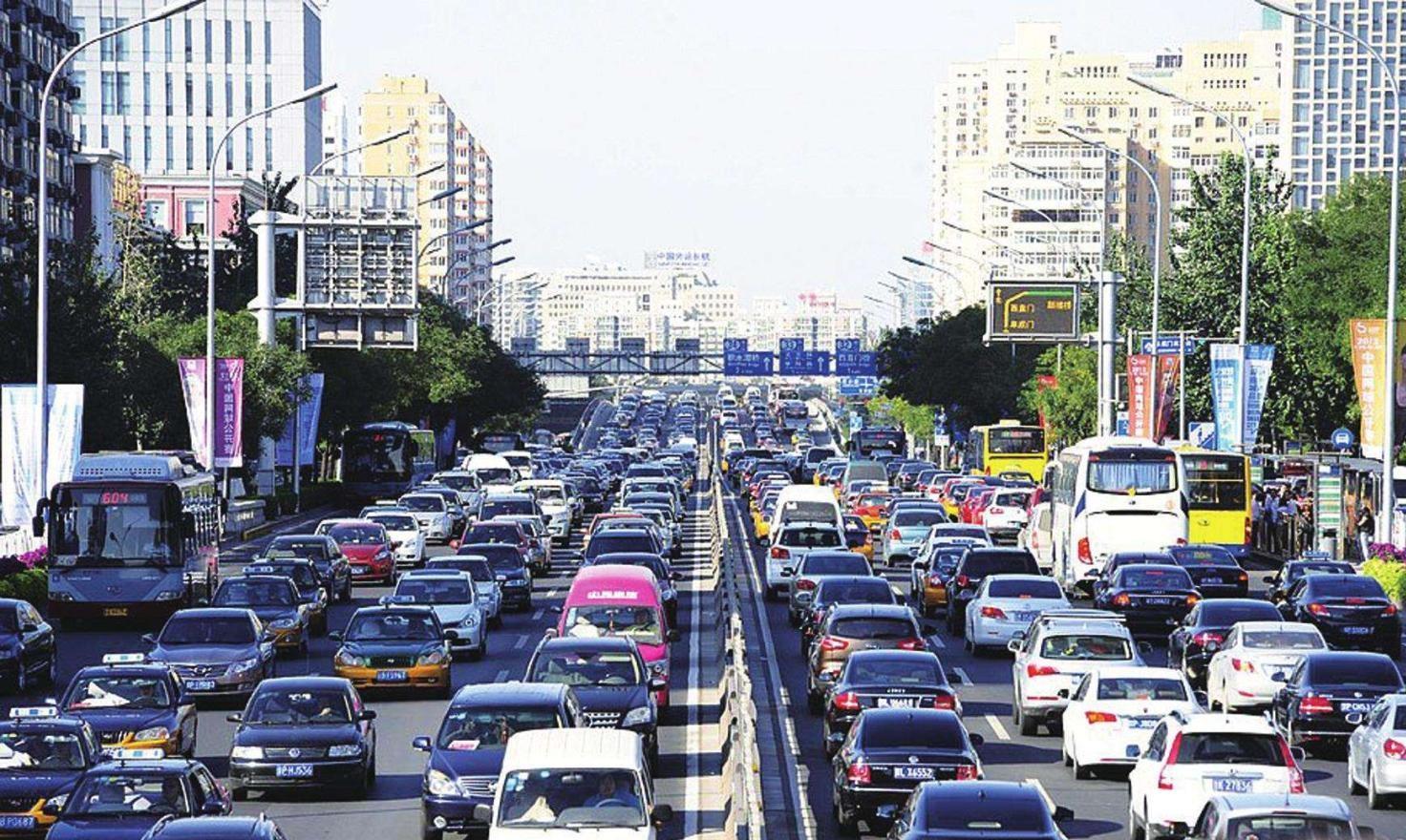 城市道路越来越宽,交通为什么还拥堵?上下班高峰期寸步难行