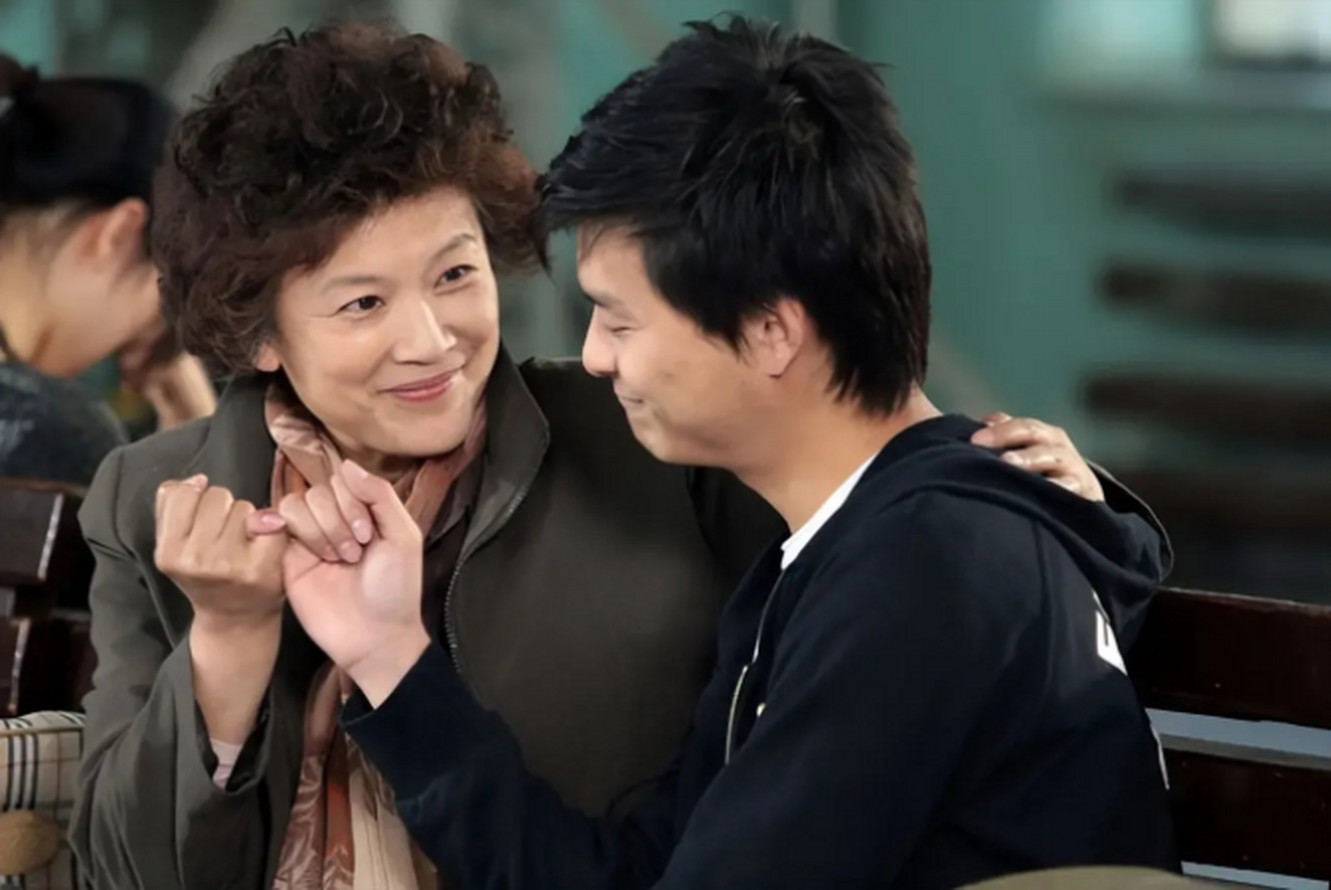 61岁的宋春丽和丈夫丁克了三十多年,突然一天,好友邓婕来到她的家中