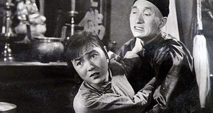 杨白劳借5块大洋安葬妻子,因还不起债自杀,为何黄世仁遭人痛恨