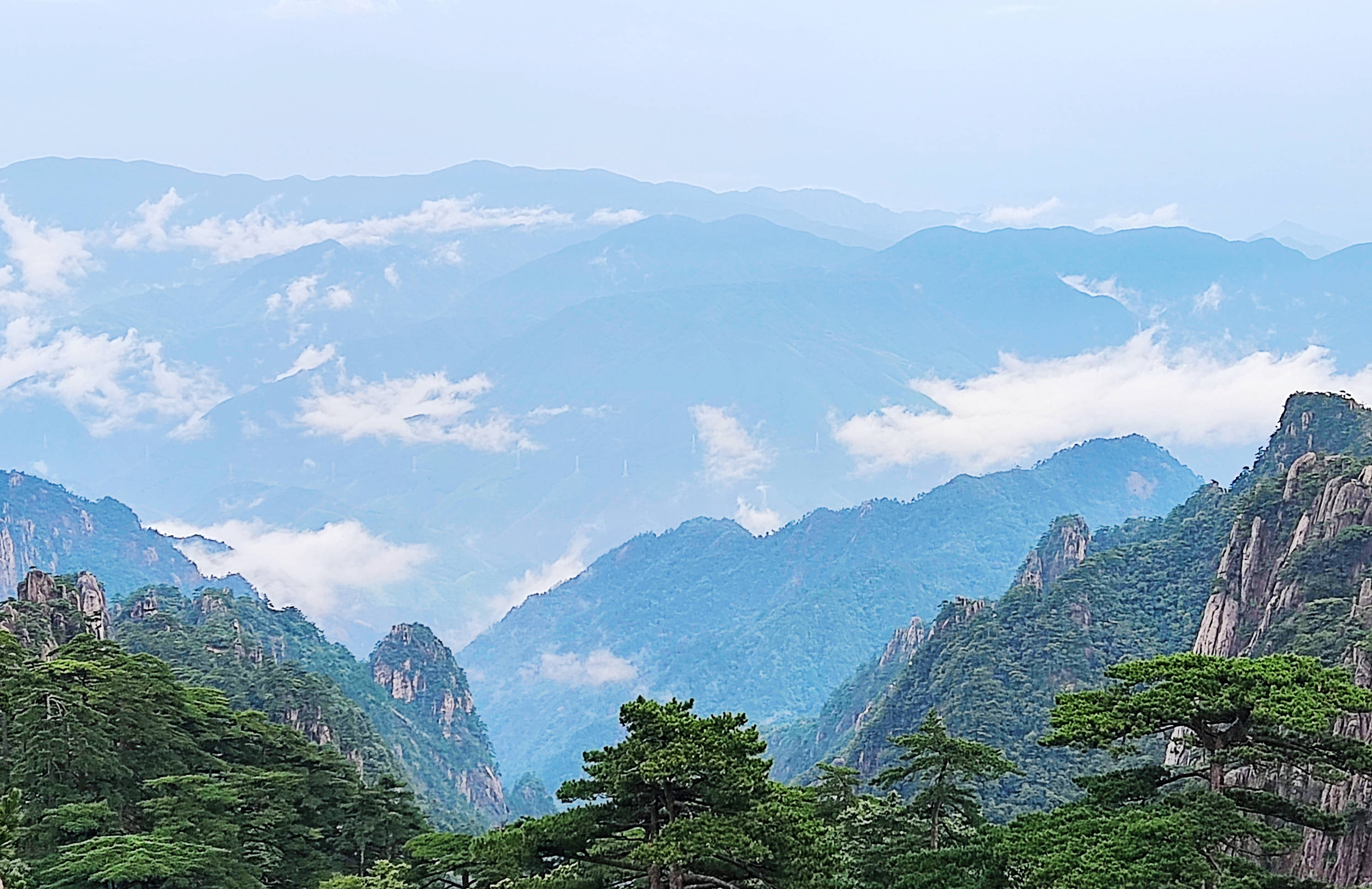 现云海景观,逶迤的山峰在飘浮游荡的云海中若隐若现,宛如水墨画卷,美