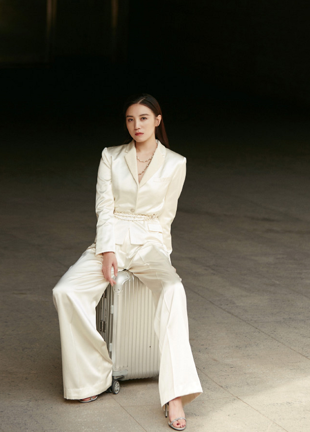 宋佳真的可盐可甜,本色出演"女人花",穿碎花连衣裙性感迷人