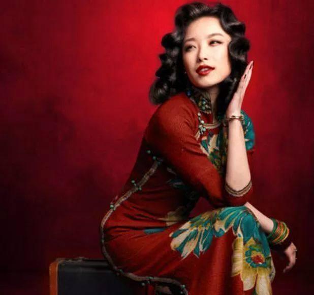 张韶涵旗袍穿出新风格,搭配吊带袜时髦又高贵,可真会穿啊