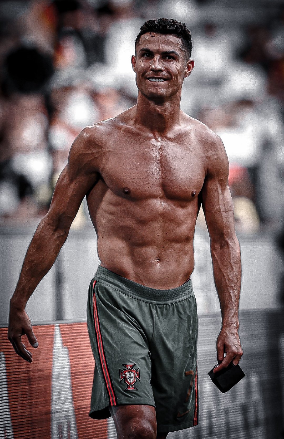 c罗在欧洲杯上秀肌肉!从18岁的小小罗到如今36岁,身材始终健硕