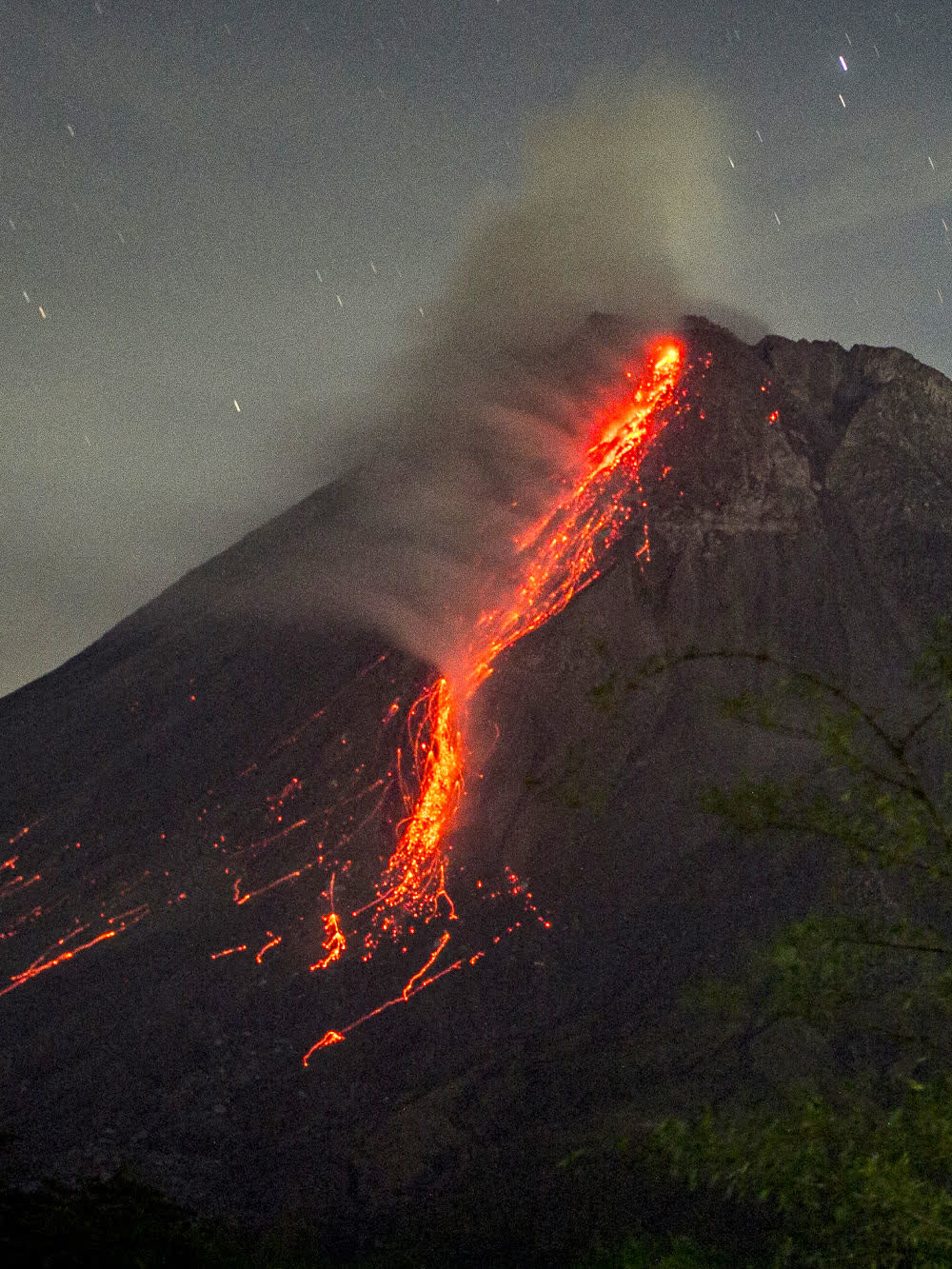 印度尼西亚喷发中的默拉皮火山