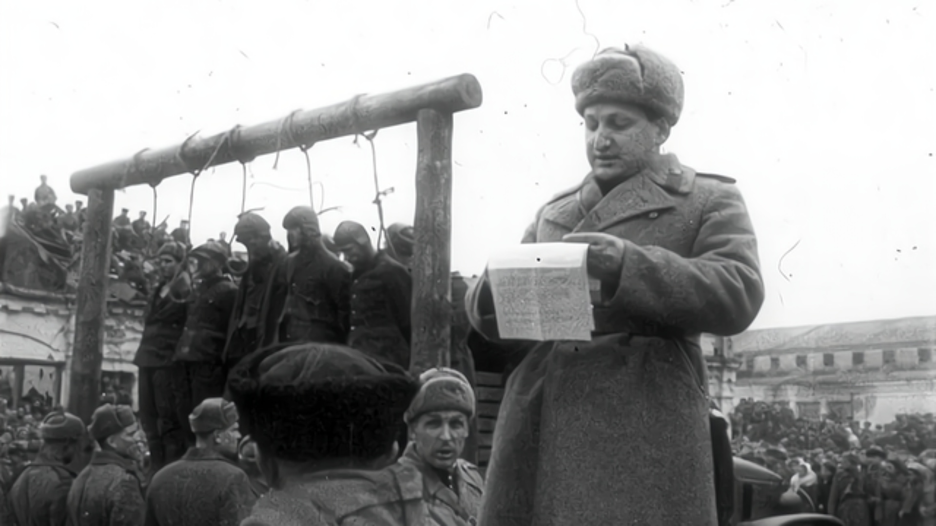 那天,斯大林中风了,他躺在地毯上,失禁后尿湿了裤子