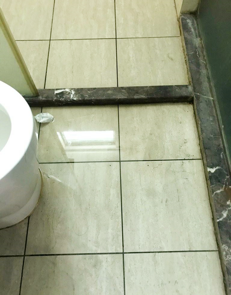 卫生间地面莫名其妙一滩水,物业来了七八次,终于找到问题的根源