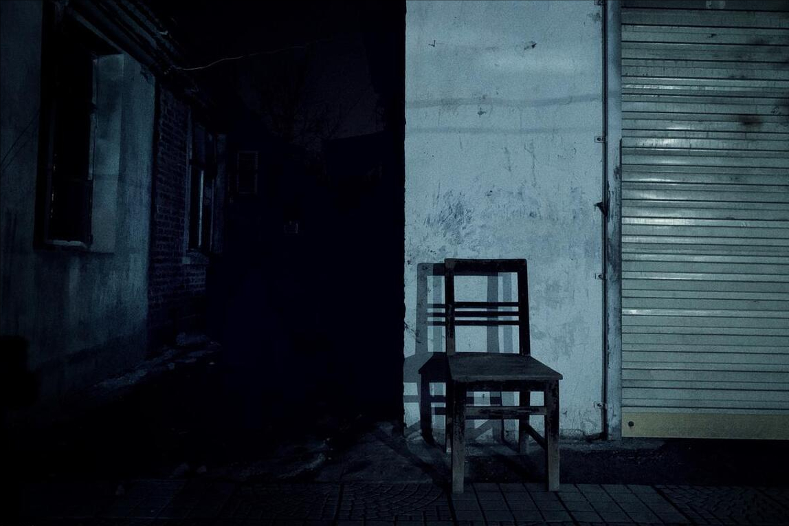 古宅发生惊魂一幕,半夜房梁突然出现绳子,人醒来脖子有清晰勒痕
