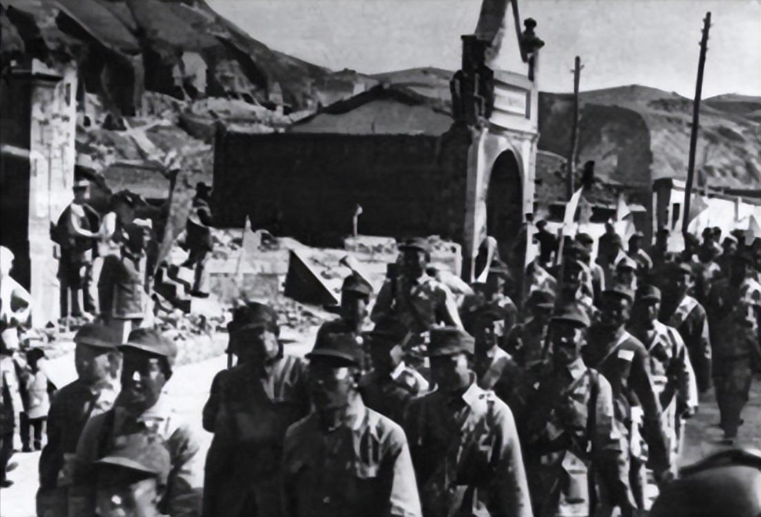 16岁时就主动加入三民主义青年团,18岁正式成为国民党青年军202师的一