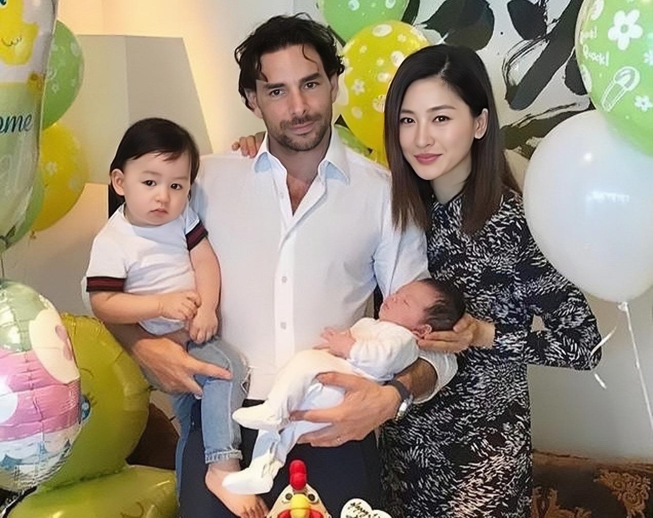 甜蜜!香港知名女星周汶锜庆祝结婚10周年,一家四口都是高颜值