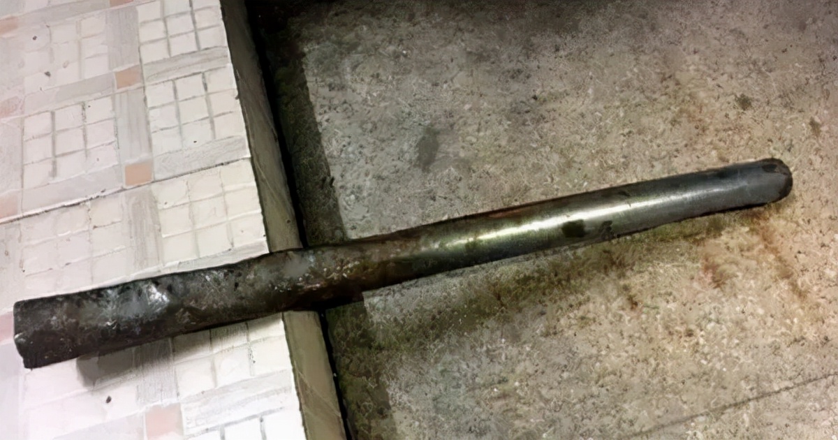 内蒙捡废品老人捡7斤"铁棍",熔炼后卖12000,专家:损失3个亿