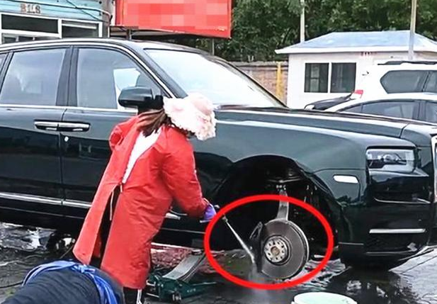 800万劳斯莱斯去洗车,女洗车工拿出钢丝球,车主后悔也