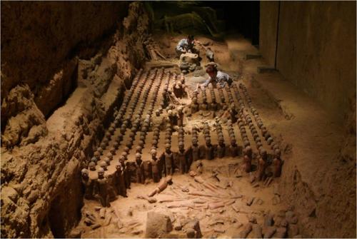 汉景帝陵墓发现陪葬佣,清理俑身的泥土时,专家为何说:保持原样