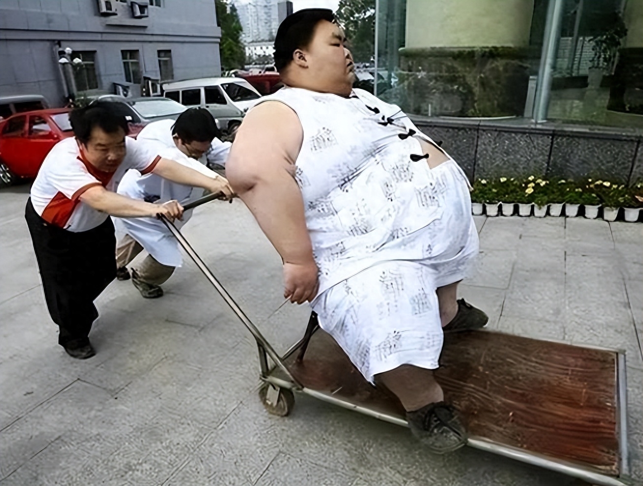 江西男孩14岁体重300斤一顿吃6碗饭,离世前痛哭:我要减肥