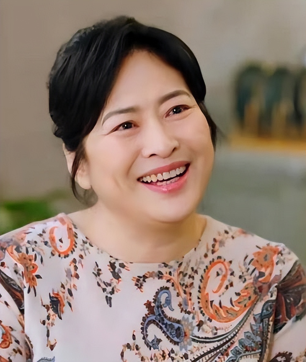 演员许娣:甘做"夫管严"40年,拍戏片酬全给丈夫,却仍乐在其中