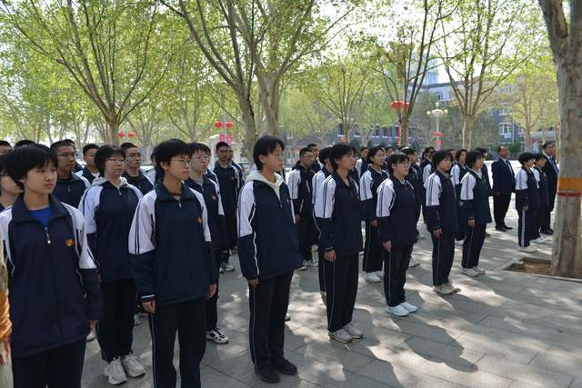 河北正定中学举行"我们的节日·精神的家园"清明祭扫献花活动