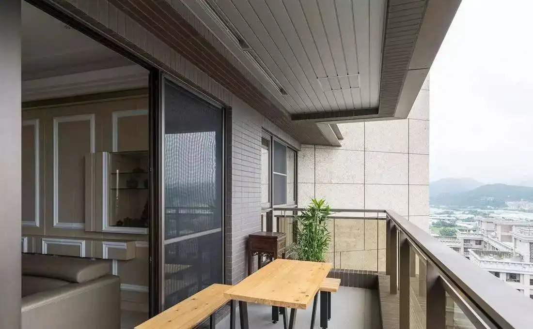 现在装修阳台,流行封一半留一半,轻松拥有双阳台的乐趣