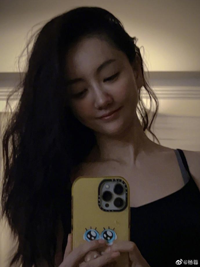 甜美性感女神杨蓉,39岁依旧让自己发着光,"蜜桃"身材真诱人