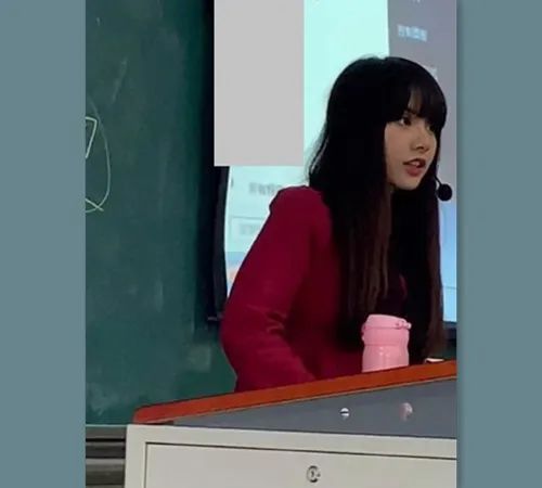 大学美女老师撞脸lisa,凭高颜值成"网红,网友:我能去蹭课吗