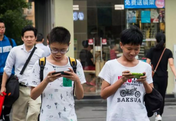 高中生手不離手機,家長伺機偷看,卻在看到鎖屏上的字時羞愧不已