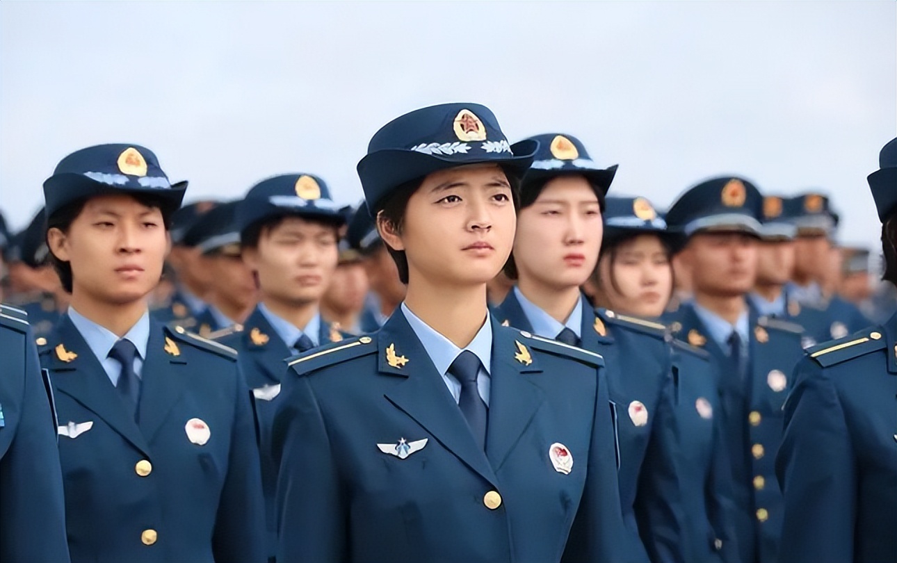 那么今年大学毕业生就业率可能会低于23%,会有更多的学生手拿着毕业