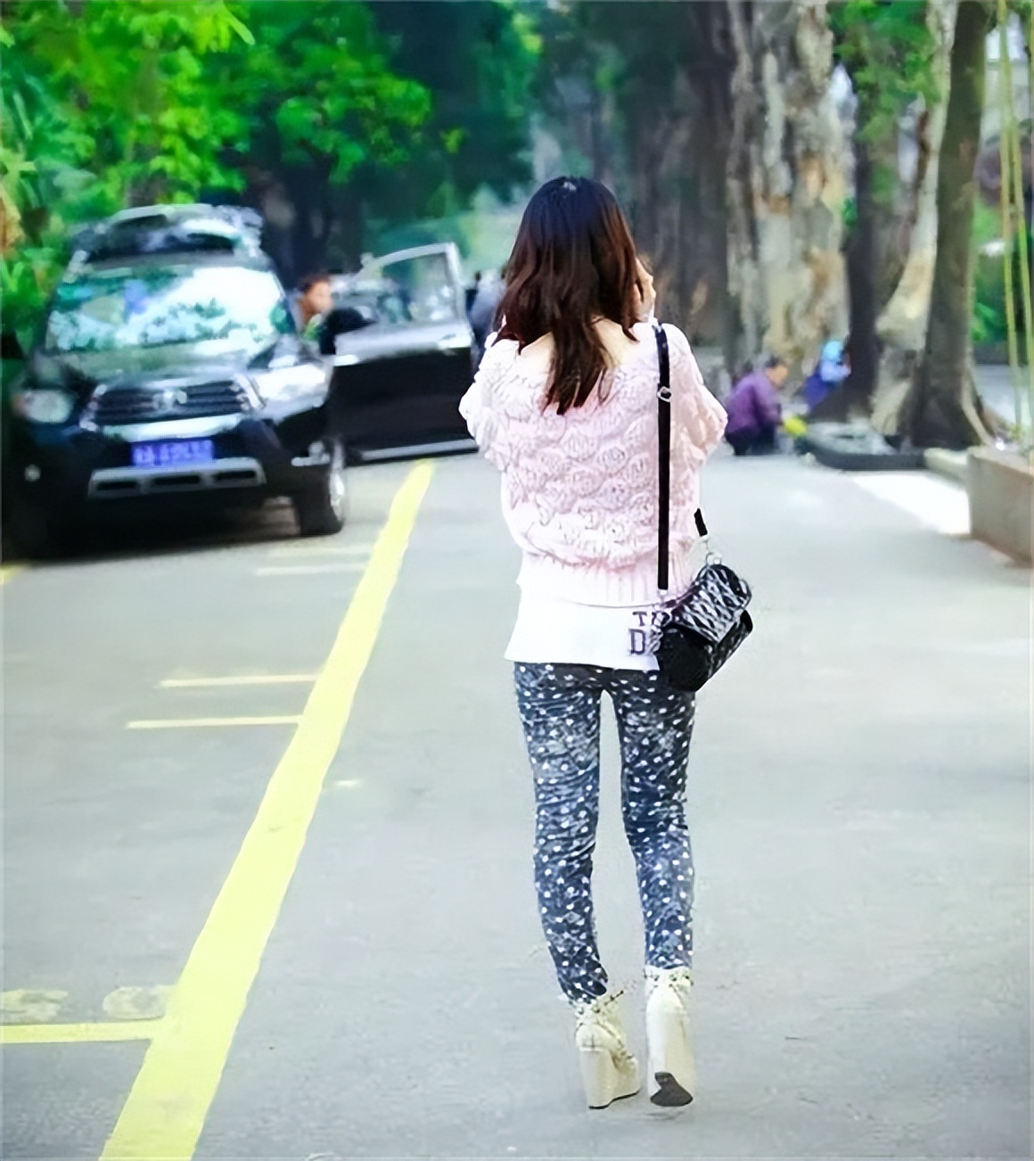 2003年许贵柱走下法庭,含泪签完字后被押赴法场,枪决前表情镇定