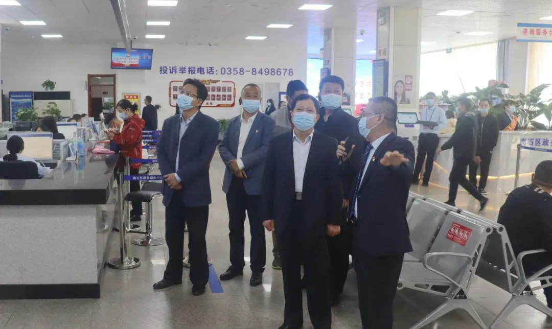 山西省行政审批服务管理局调研组在离石区调研