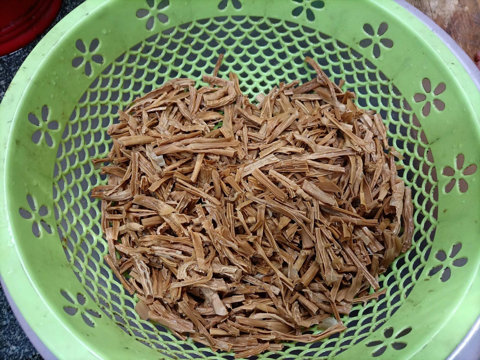 那就炒个传统方法的肉丝炒水笋干吧!