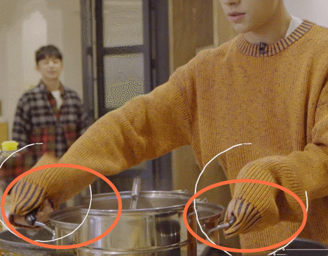 易烊千玺在厨房做菜时,防烫伤的"方式"亮了,节目组这么穷吗