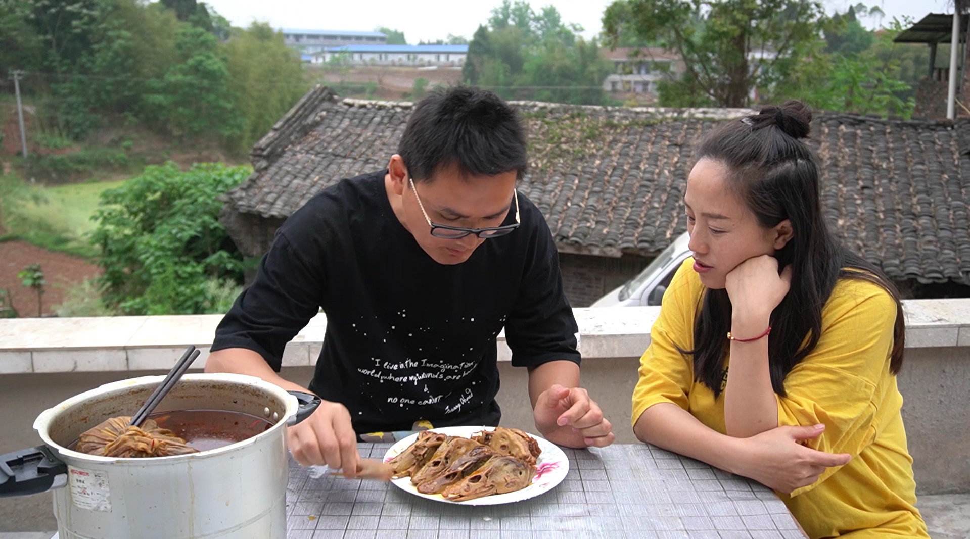 又有农村网红翻车?川乡小妹儿住别墅,被质疑隐瞒乙肝卖自制美食