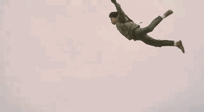 67岁成龙晒庆生照,称工作是对生日最大的尊重,顶着腰伤筹备新戏