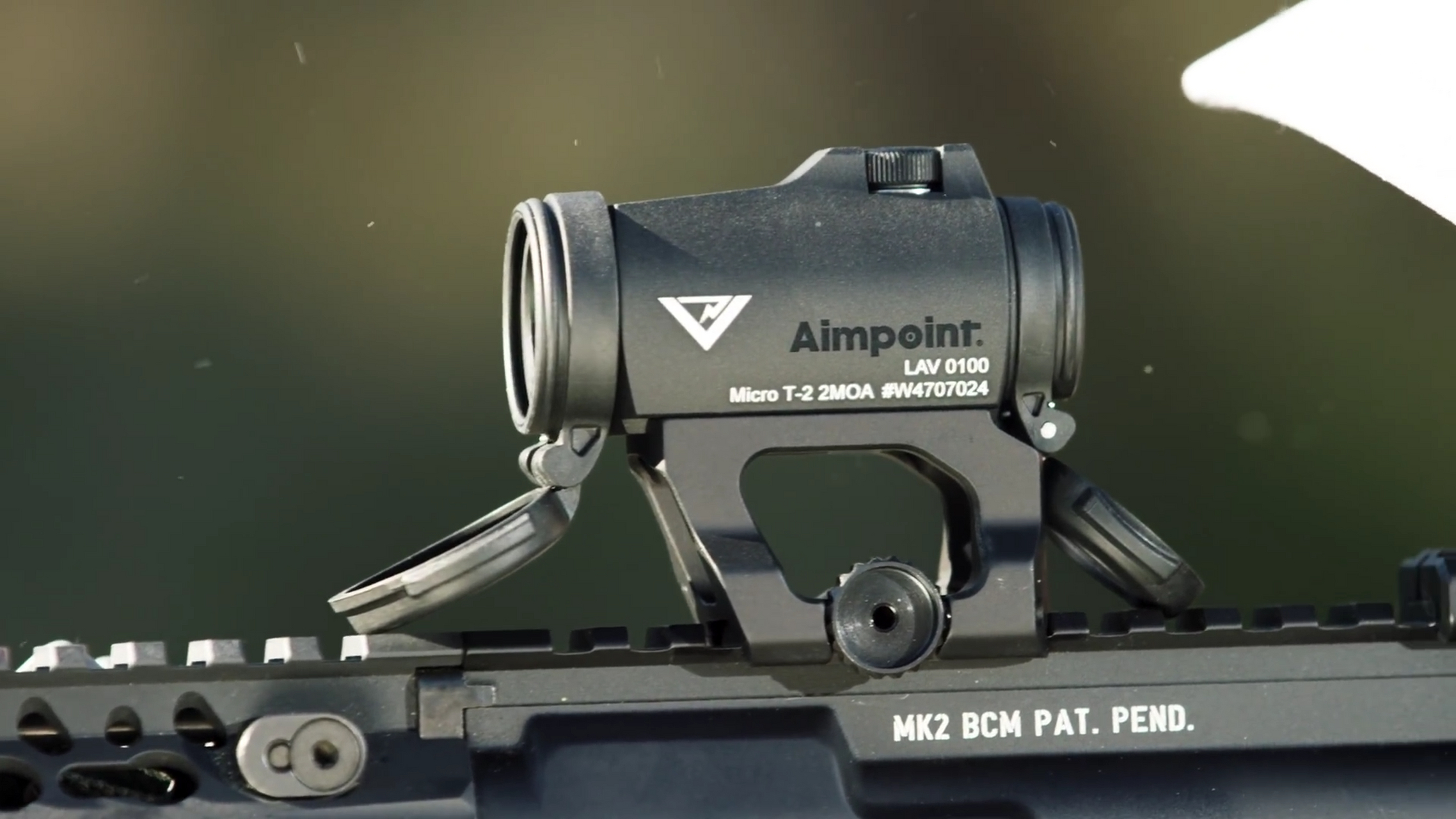 aimpoint micro t-2红点瞄准镜是一款备受赞誉的战术光学装备,以其