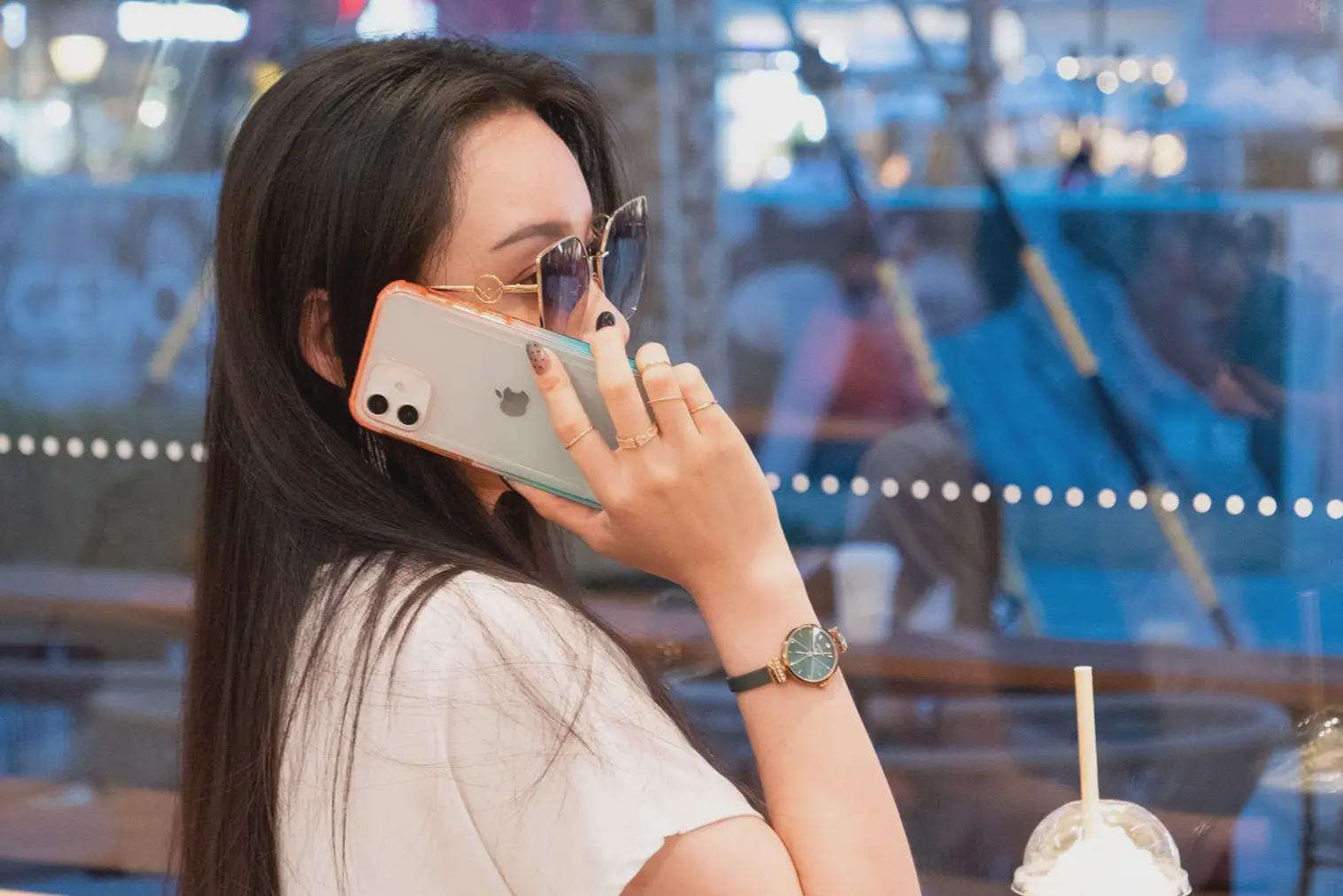 时尚高颜彰显女生优雅气质,决色苹果12手机壳体验